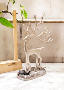 Escultura de Ciervo Moderna Hecha a Mano en Aluminio con Acabado Dorado y Elegante para Decoración de Cumpleaños, Hogar u Oficina - Product Image 6