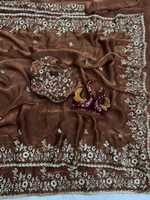 Tissu en soie chiffon lourd et doux avec broderie lourde C-PALLU Zari et sequins, travail de découpe sur le bord du sari