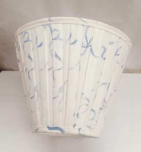 โคมไฟผ้ากำมะหยี่ลายอิคาทสีน้ำเงินขาว ดีไซน์ธรรมชาติ ทันสมัย หรูหรา ขายดี สำหรับโคมไฟข้างเตียง ใช้ภายในอาคาร - Product Image 4