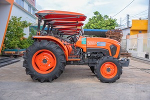 รถแทรกเตอร์สำหรับงานเกษตรรุ่น L5228 DT 52 แรงม้า ขับเคลื่อน 4 ล้อ สีแดง พร้อมระบบเกียร์ขับเคลื่อนและชุดเกียร์ - เครื่องจักรกลการเกษตรระดับความปลอดภัยสูง - Product Image 4