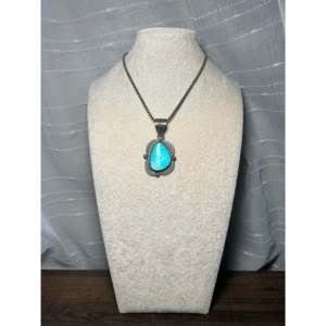 Colgante de Turquesa Kingman y Plata de Ley, Hecho a Mano por Expertos Navajo, Engastado en Bisel - Product Image 5