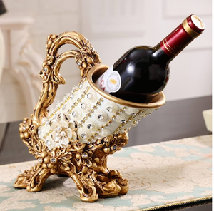 Soporte para botella de vid plateada con diseño floral. Porta vinos artístico de metal disponible, a precio de mayoreo. - Product Image 2