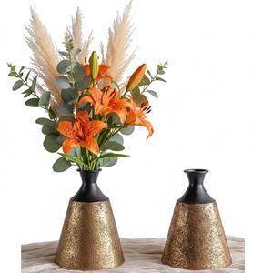 Ensemble de 2 vases à fleurs en métal doré moderne, finition en laiton martelé élégante, vases décoratifs de table pour la décoration de la maison et les événements de mariage - Product Image 5