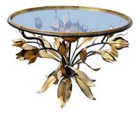 Table basse avec design floral en aluminium et verre renforcé idéal pour les décorateurs et les espaces de vie minimalistes