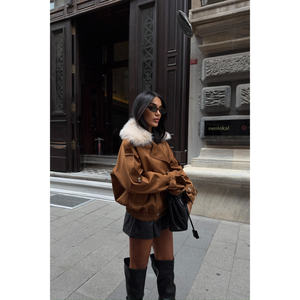 Gabardina Marrón para Mujer con Cuello de Piel, Corta y Moderna - Product Image 1