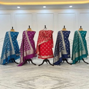 Conjunto de Traje de Fiesta Tradicional Exclusivo de Diseñador en Tela de Seda Katan con Top, Pantalón y Dupatta en Tejido Zari Alfi - Product Image 1