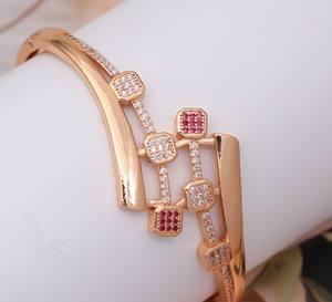 Bracelet manchette géométrique en acier inoxydable plaqué or pour femme, serti de zircone cubique (AD) en alliage de qualité supérieure, idéal pour les fêtes et la mode. - Product Image 3