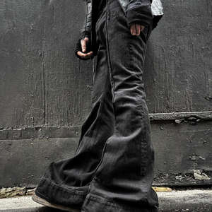 Pantalon cargo en denim noir doux unisexe avec logo personnalisé, broderie gothique, coupe décontractée à jambes larges, détails rivets, style hip-hop - Product Image 5