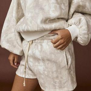 เสื้อสเวตเชิ้ตผู้หญิงทรงโอเวอร์ไซส์ ผลิตจากผ้าฟลีซฝ้าย 100% ให้ความรู้สึกสวมใส่สบายๆ เหมาะสำหรับใส่ในสภาพอากาศหนาว มีโลโก้ด้านหน้า - Product Image 2