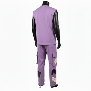Conjunto de pantalón cargo sin mangas para hombre, de felpa de algodón premium de 320 g/m², color lavanda púrpura, con bordado de chenilla y logotipo personalizado, conjunto de 2 piezas para hombre. - Product Image 5