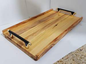 Bandeja de madera para servir con asas decorativas de metal para uso en mesa de desayuno y accesorios de cocina elegantes - Product Image 6