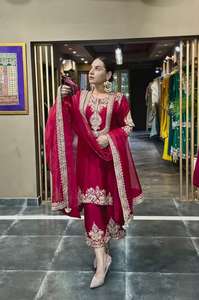 Tenue de fête et de mariage traditionnelle pour femmes, ensemble haut, bas et dupatta en pure soie chinon indienne et pakistanaise par Maruti Fashion - Product Image 2