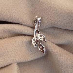 Pendentif et breloque Moissanite en argent sterling 925 en forme de poire Boucle à trois pierres Bijoux délicats légers - Product Image 4