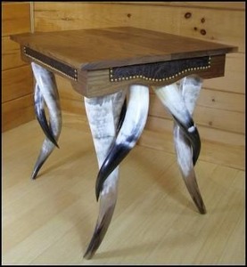 Mesa de Centro Tradicional con Incrustaciones de Cuerno y Detalles Artesanales para un Estilo Rústico y Patrimonial - Product Image 2
