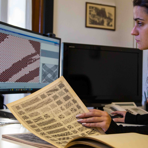 Juegos de cama Tela de algodón puro Satén Azul Impresión digital Hecho en Italia Sábana bajera 2 Fundas De Almohada Personalizables - Product Image 5