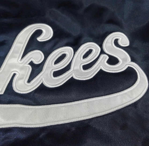 แจ็คเก็ตบอมเบอร์ผ้าซาตินสำหรับฤดูหนาวแบบมีซิป สไตล์นักบิน สำหรับใส่กลางแจ้ง  พร้อมโลโก้ OEM  แบบยูนิเซ็กซ์ สตรีทแวร์  ปักลายตามสั่งสำหรับผู้ชาย - Product Image 4