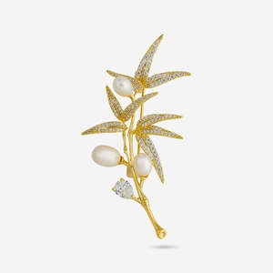 Broche de Cristal para Saree con Pedrería, Perlas y Detalles de Diamantes para Bodas - Product Image 3