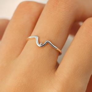 Anillo de onda minimalista para mujer, joyería de playa apilable de plata de ley ajustable delicada - Product Image 2