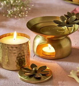 Pot de bougie en or texturé avec un détail de couvercle unique. Une pièce de déclaration luxueuse, disponible au prix de gros - Product Image 2