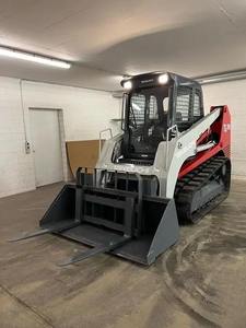 Excelente Minicargadora Takeuchi TL12V2 con Motor de Alto Rendimiento, Orugas de Goma y Cabina Cerrada para Construcción - Product Image 3