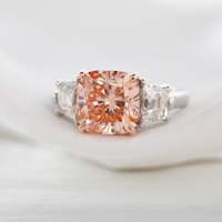 Anillo de Tres Piedras con Diamante Cultivado en Laboratorio de Color Rosa Intenso de 3.00CT, Corte Cojín, Certificado IGI, en Oro Blanco y Rosa de 14K para Mujer