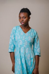 Vestido Casual de Algodón Azul Plateado con Estampado Floral Bohemio y Luna Plateada Estampada a Mano - Product Image 4