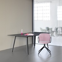 Fauteuil pivotant rembourré avec coque en tissu matelassé, accoudoirs fixes et base étoile en métal noir laqué, fabriqué en Italie