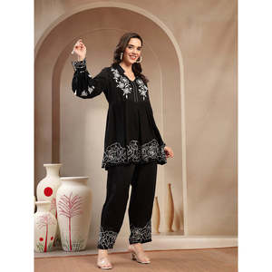 ชุดคูร์ตาผ้าเครปเรยอนสำหรับผู้หญิง ลายพิมพ์สีดำ - Product Image 5