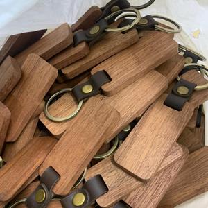 Porte-clés en cuir en bois dans la conception de chauve-souris - Product Image 1