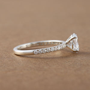 Anillo de Compromiso de Plata de Ley con Diamante Cultivado en Laboratorio de Corte Ovalado y Engaste Pavé, Anillo de Regalo Lujoso para Mujer, Regalo IGI para Ella - Product Image 3