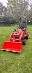 รถแทรกเตอร์คูโบต้า B2 261 ขนาดเล็ก 26 แรงม้า ขับเคลื่อนสี่ล้อ เครื่องยนต์ดีเซล พร้อมที่ตักด้านหน้าและรถขุดด้านหลัง สำหรับใช้งานทางการเกษตร - Product Image 5