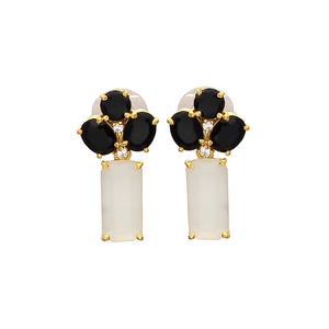 Nouvelle arrivée boucle d'oreille de forme carrée géométrique avec onyx noir et boucle d'oreille en pierres précieuses de chaceldony laiteux par Gemstone - Product Image 1