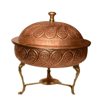 Plat à réchaud en cuivre gravé avec pied et bouton en laiton, l'apparence reflète l'éclairage lors des événements, améliorant ainsi l'ambiance générale