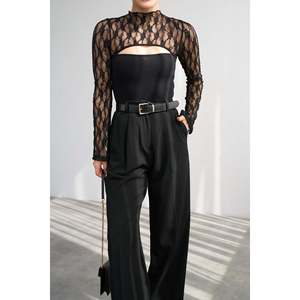 Blusa Negra con Recortes de Encaje - Product Image 3