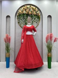 Belle tenue de mariage Lehenga Choli avec fil et travail de séquence - Product Image 4