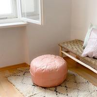 Pouf ottoman marocain bohème en cuir jaune à motifs, perles et broderies, fait main, décoratif, siège bas et repose-pieds mobile pour la maison