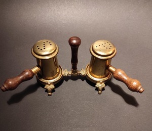 Juego de sal y pimienta de latón hecho a mano con un diseño elegante perfecto para mesas de comedor finas e interiores de cocina clásicos - Product Image 1