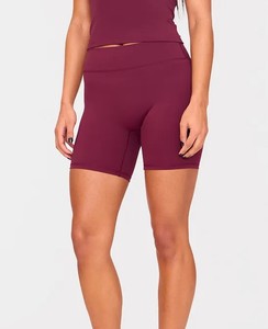 Pantalones cortos deportivos ligeros de secado rápido personalizados de servicio OEM para mujeres de cintura alta transpirable y estilo cómodo - Product Image 4