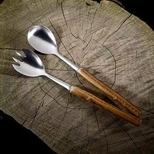 Serveur à salade en métal argenté pour des maisons élégantes, améliorant la présentation de la salade avec une brillance classique - Product Image 2