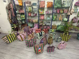 Pochette à main pour femmes à rayures multicolores écologiques Fabriqué en Inde, pochette d'extérieur en plastique recyclé tissé en nylon - Product Image 5