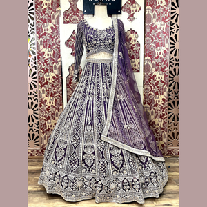 El último Lehenga en color vino de cebolla adornado con ritmos y trabajo manual pesado para recepciones de bodas y grandes festivos de la India - Product Image 5