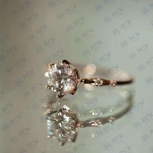 Anillo de aniversario de moissanita de 5 piedras de corte redondo para mujer 1,10 CTW, regalo de cumpleaños perfecto para tu amor - Product Image 2