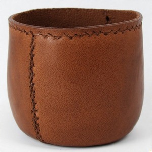 Pequeña maceta de cuero para el estilo moderno de plantas en rincones de oficina en casa con estética cálida y sensación hecha a mano - Product Image 6