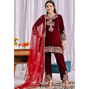 Ensemble haut et bas décontracté de créateur avec dupatta brodé pour les fêtes d'hiver, tricot en coton, longueur au-dessus du genou, MOQ 3 pièces - Product Image 1