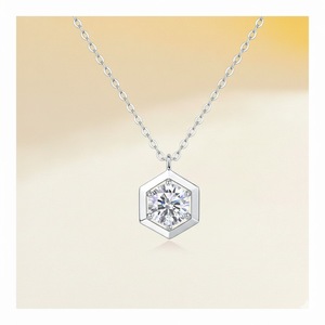Collar de Plata de Ley 925 con Colgante de Moissanita de 0.50 CT en Forma de Hexágono Geométrico, Elegante Collar de Piedra Única - Product Image 1