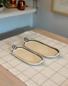 Plateau de service en céramique peint à la main avec des motifs artistiques qui rendent chaque repas plus spécial - Product Image 4