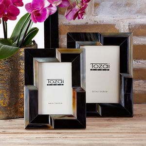 Cadre photo artisanal en corne conçu avec des techniques écologiques pour préserver les souvenirs tout en présentant des matériaux chauds et terreux - Product Image 2