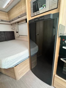 Camping-car de luxe Aunte GTS en aluminium gris, 4-6 personnes, une chambre, climatiseur, réfrigérateur, chauffe-eau, cuisinière, télévision, tout-terrain - Product Image 5