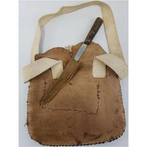 Este cuchillo parece ser un cuchillo vintage o hecho a mano con un funda de cuero crudo y una bolsa de transporte. - Product Image 1