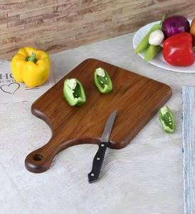 Planche à découper et à servir unique en bois d'acacia naturel de qualité supérieure, bord brut, avec poignée, compatible lave-vaisselle, épaisseur 2,0 cm - Product Image 2